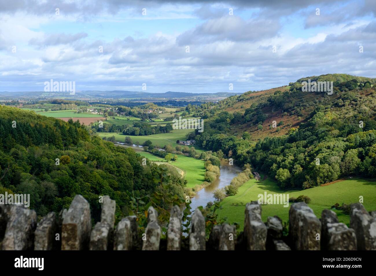 Il fiume Wye si snoda attraverso la valle di Wye come visto Dalla roccia di Symonds Yat Foto Stock