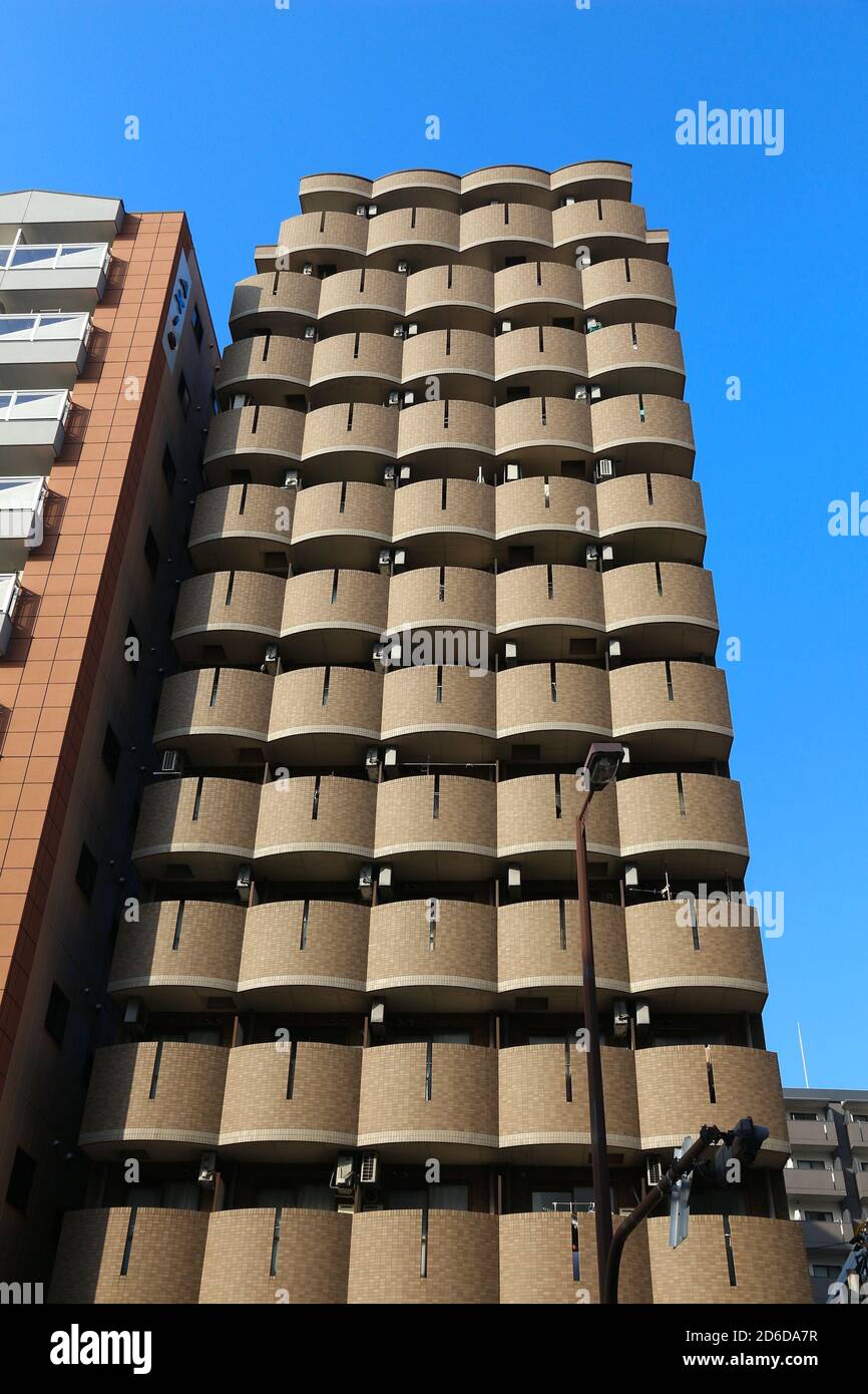 OSAKA, GIAPPONE - 22 NOVEMBRE 2016: Edificio generico di appartamenti nel quartiere residenziale di Osaka, Giappone. Osaka appartiene alla seconda più grande area metropolitana o Foto Stock