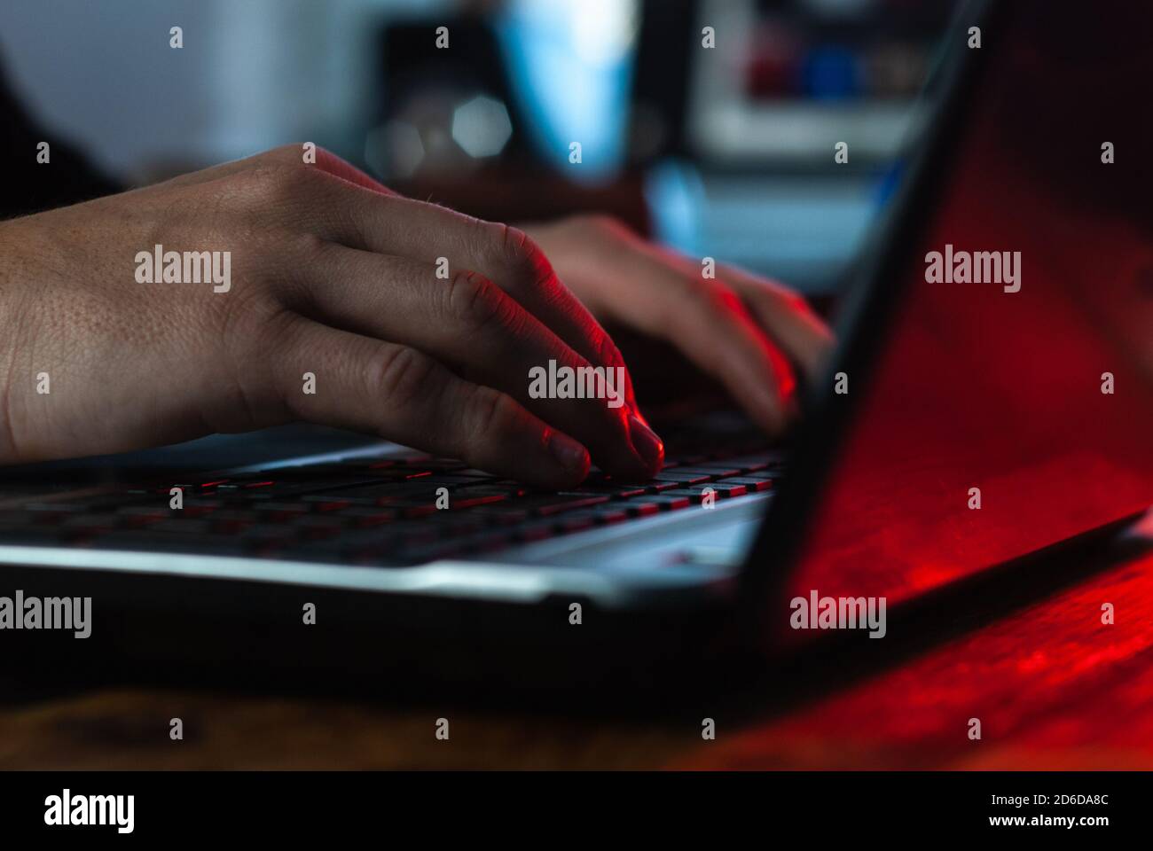 un uomo che lavora da vicino in un computer portatile, mani sulla tastiera, Foto Stock