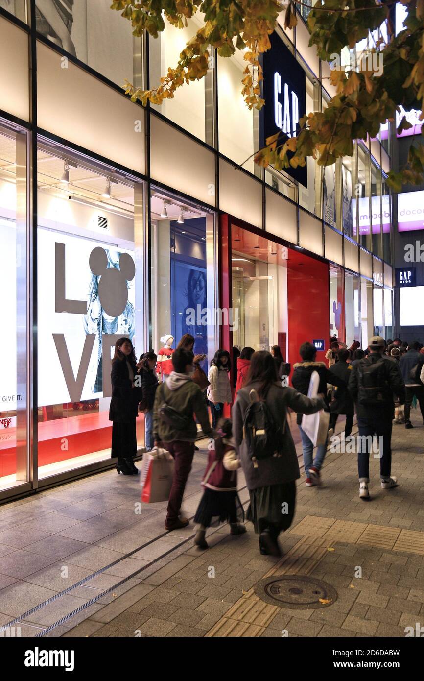 TOKYO, GIAPPONE - 4 DICEMBRE 2016: Negozio di moda Gap nel quartiere Harajuku di Tokyo, Giappone. Gap Inc è un negozio di moda americano in tutto il mondo Foto Stock