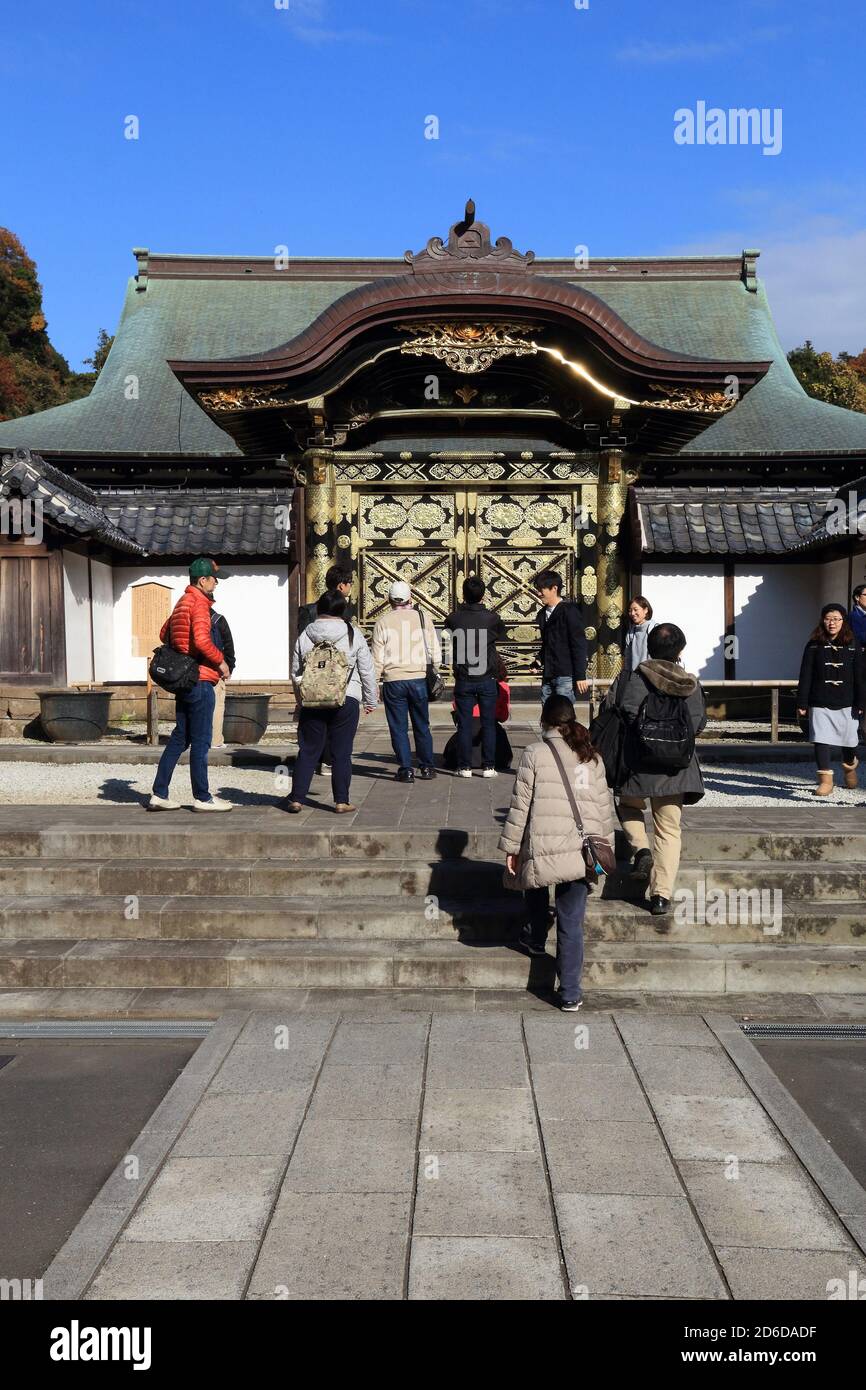 KAMAKURA, GIAPPONE - 3 DICEMBRE 2016: I turisti visitano la porta di Karamon del Tempio di Kenchoji a Kamakura, Giappone. E' un tempio buddista zen. Foto Stock