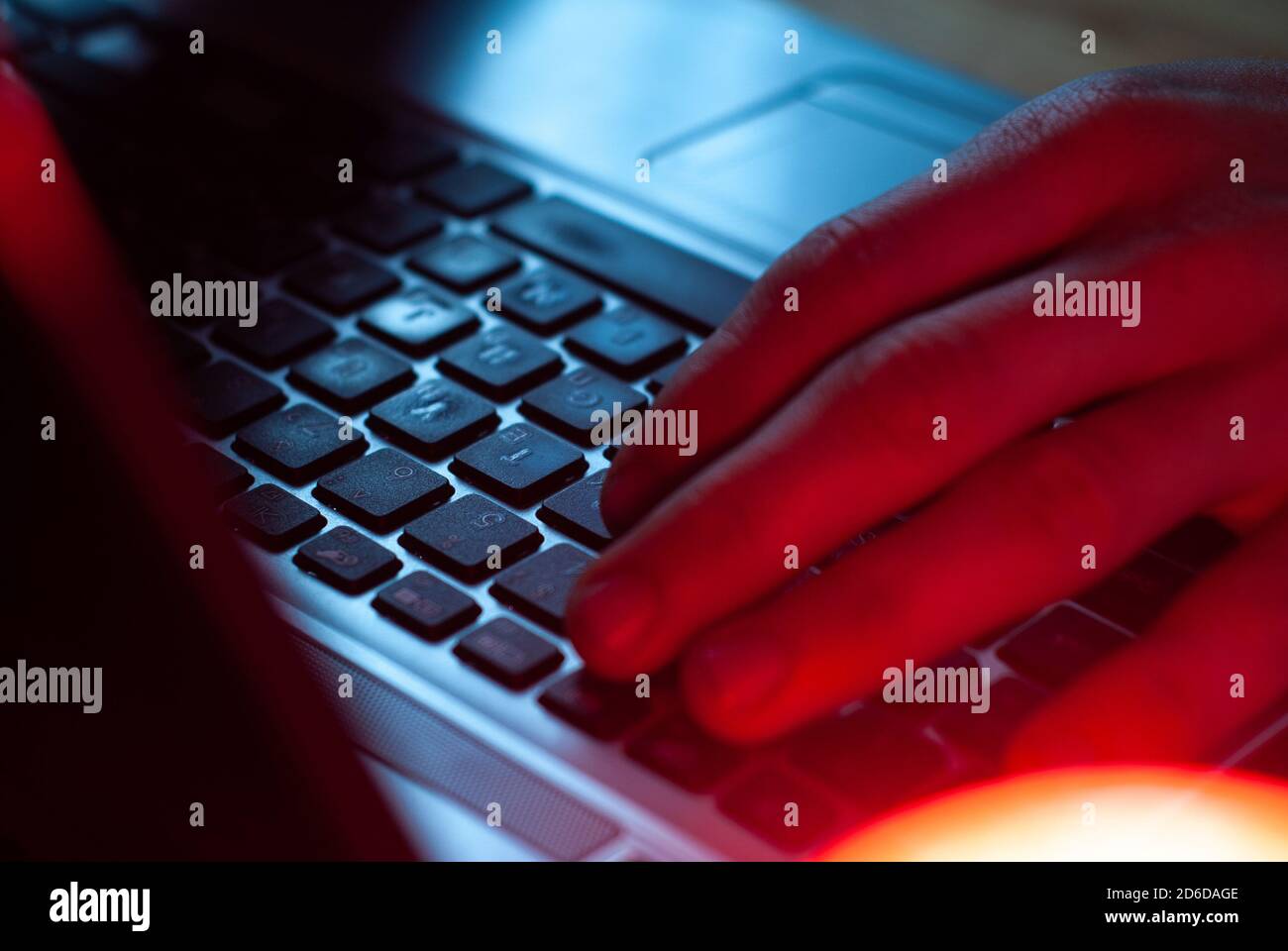 un uomo che lavora da vicino in un computer portatile, mani sulla tastiera, Foto Stock