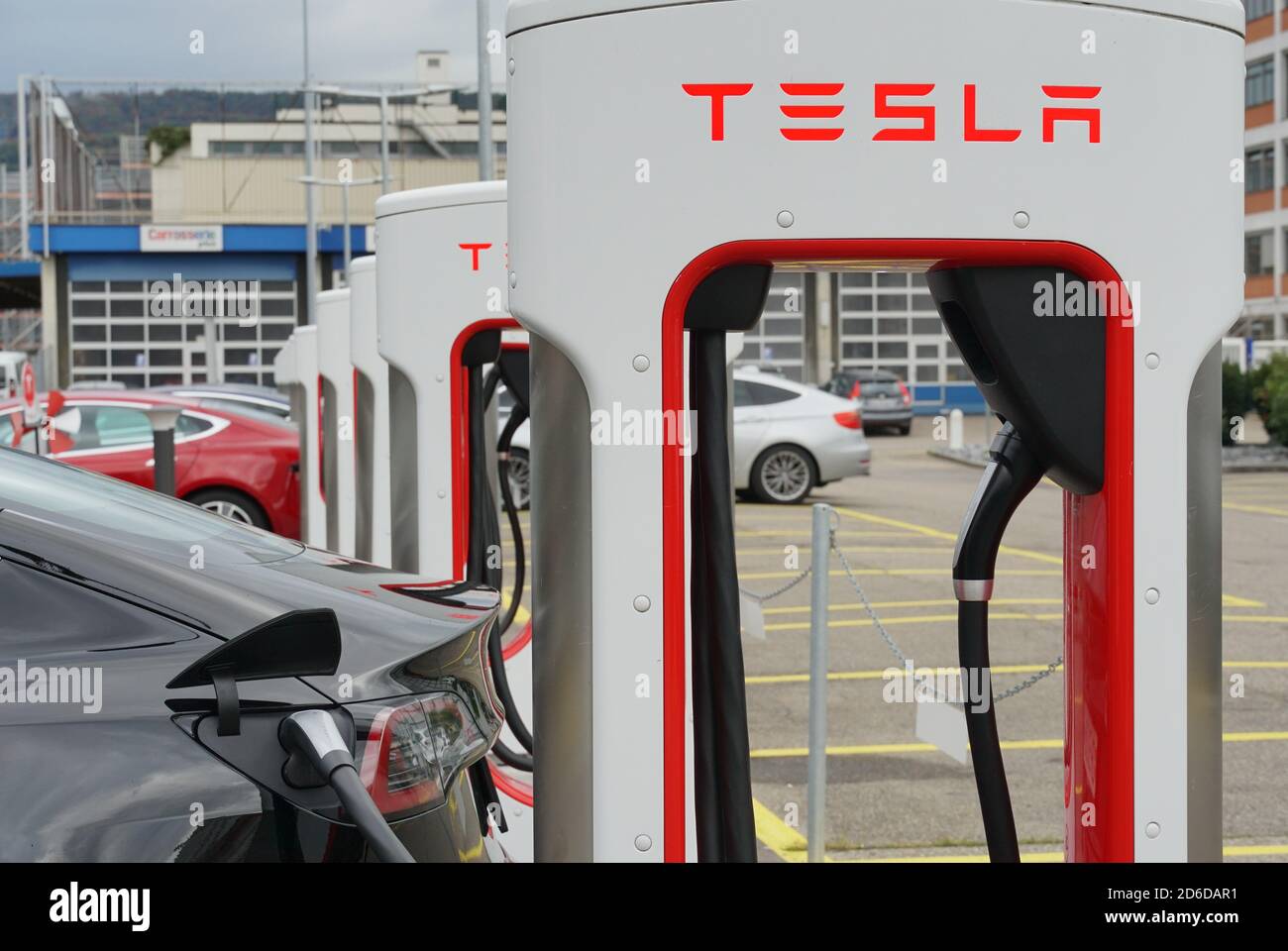 Stazioni di ricarica elettriche Tesla disposte in fila. Sono situati in una zona industriale alla periferia di Zurigo e possono essere utilizzati senza fermate. Foto Stock