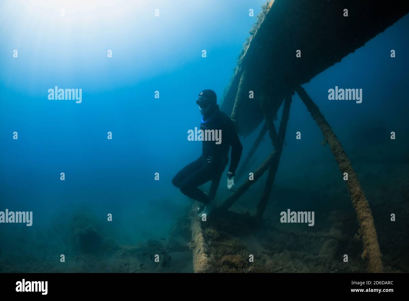 10 settembre 2020. Anapa, Russia. Subacqueo gratuito professionista in muta e relitto mare sottomarino. Foto Stock