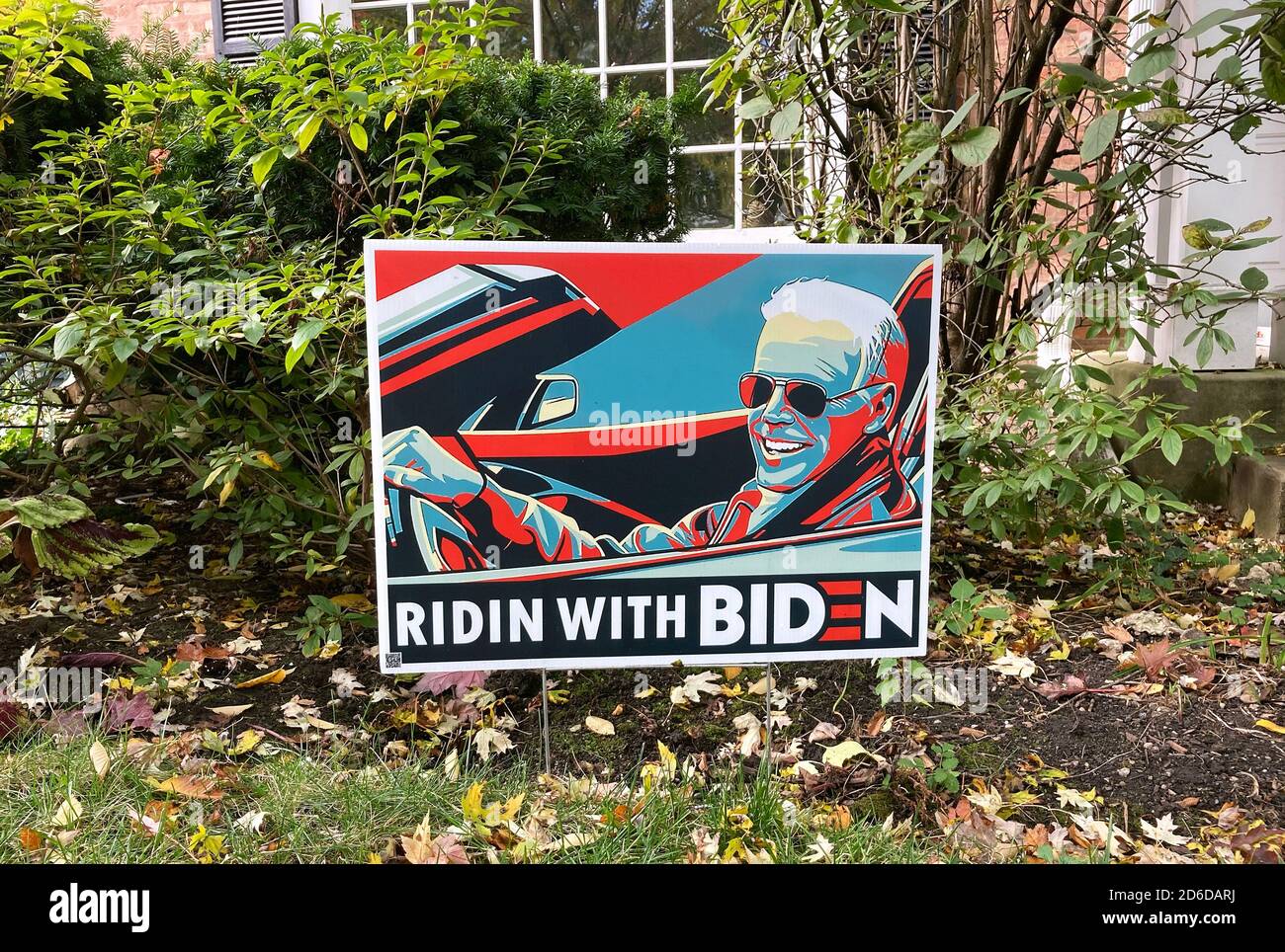 'Ridin with Biden', politico Yard Firma sulle prossime elezioni presidenziali negli Stati Uniti in un giardino di fronte a Evanston, un sobborgo di Chicago Foto Stock