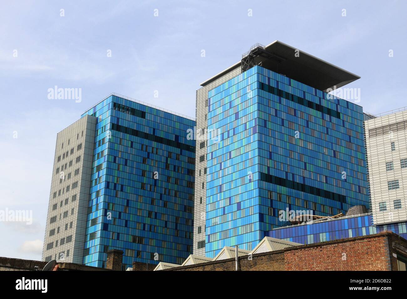 LONDON, Regno Unito - 6 Luglio 2016: architettura moderna del Royal Hospital di Londra nel Regno Unito. Psx è parte di Barts Health NHS Trust. Foto Stock