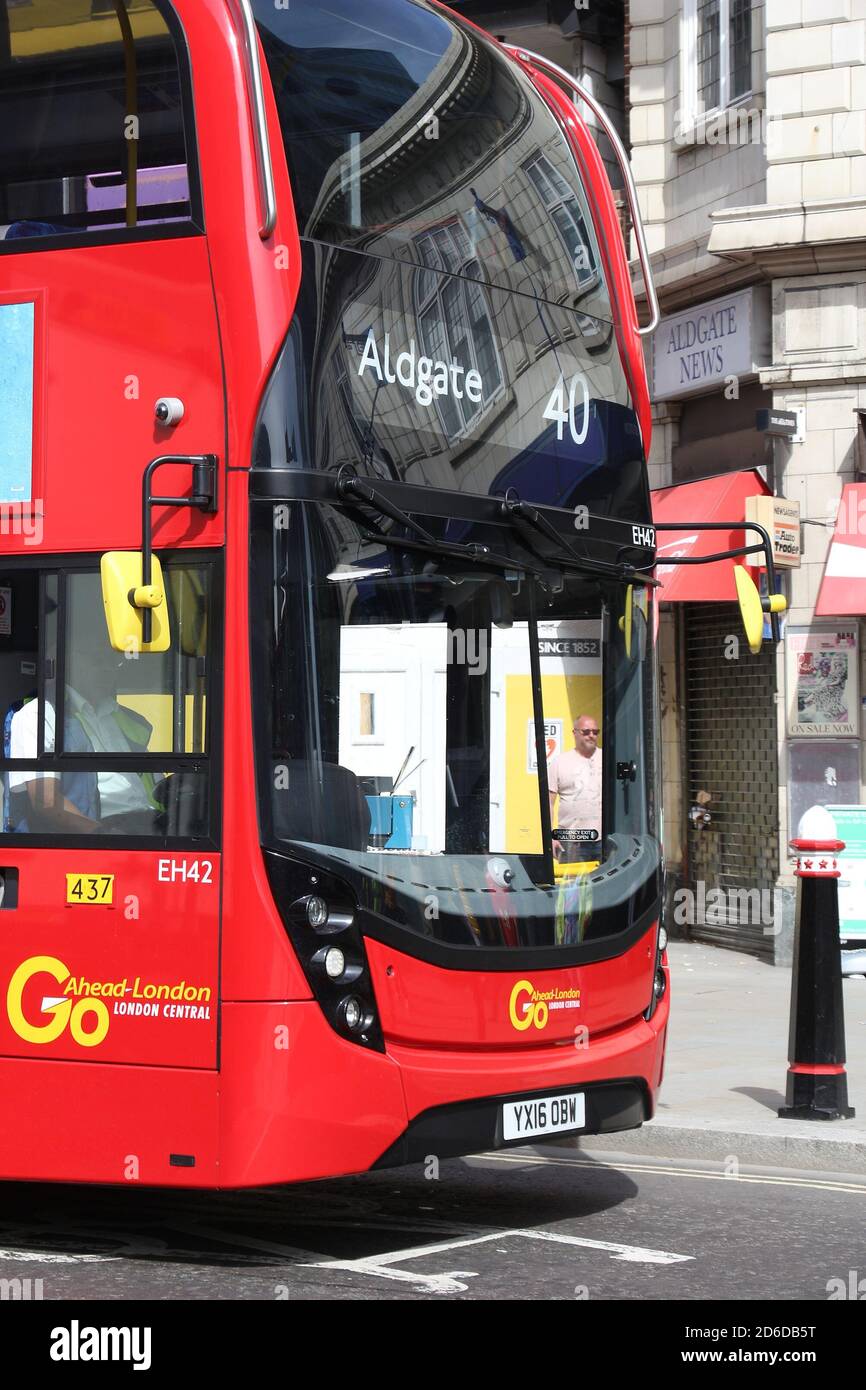 LONDRA, Regno Unito - 6 LUGLIO 2016: La gente guida un bus di città n. 40 a Aldgate a Londra, Regno Unito. I trasporti per Londra (TFL) effettuano 8,000 autobus su 673 linee. Foto Stock