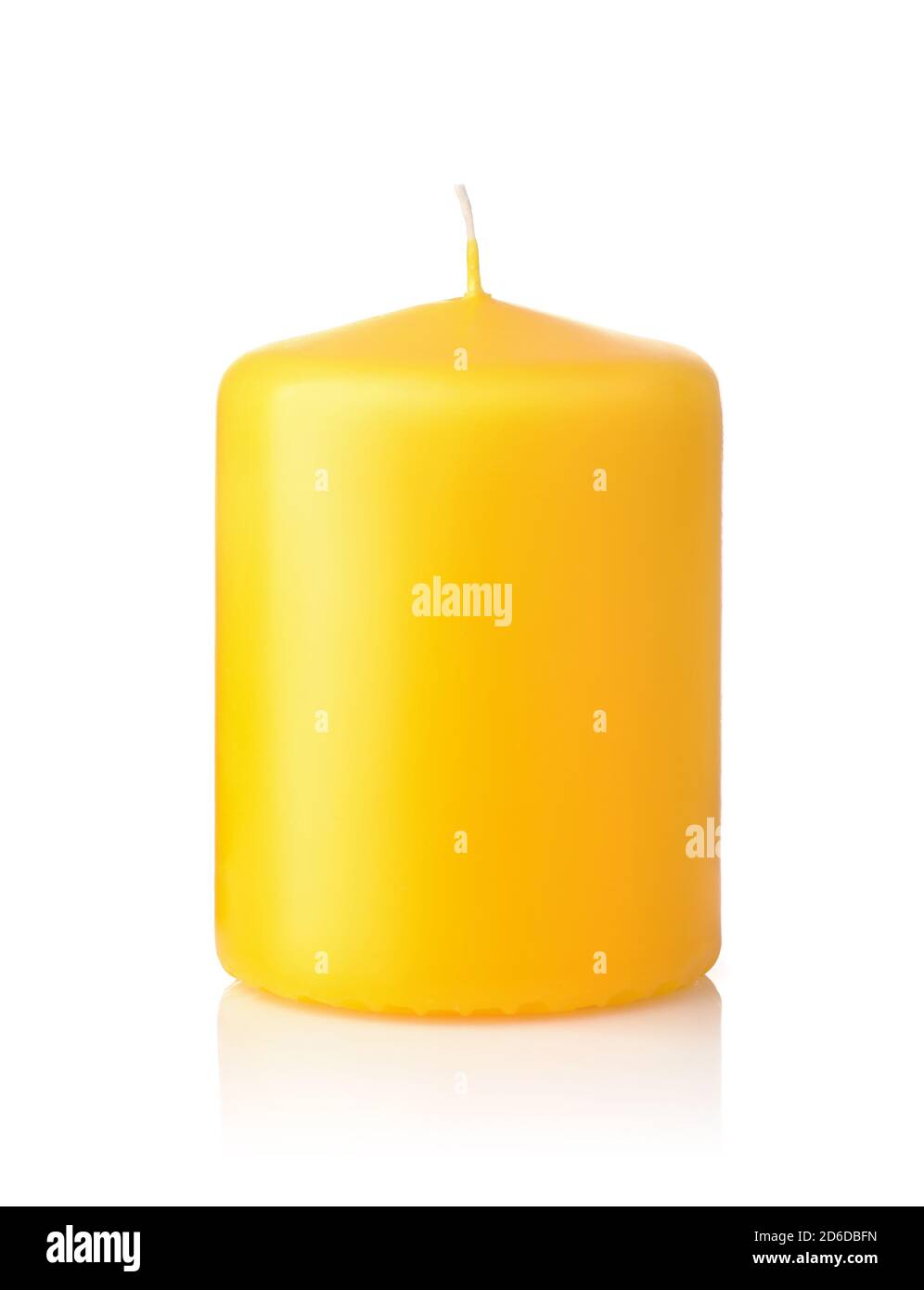 Vista frontale della candela gialla di cera aromatica non utilizzata isolata bianco Foto Stock