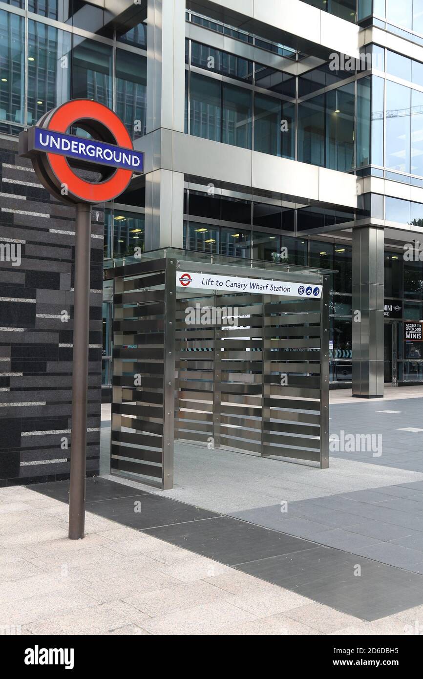 LONDRA, Regno Unito - 8 LUGLIO 2016: Ascensore per la stazione Canary Wharf della Jubilee Line a Londra, Regno Unito. Canary Wharf è il secondo centro finanziario di Londra. Foto Stock