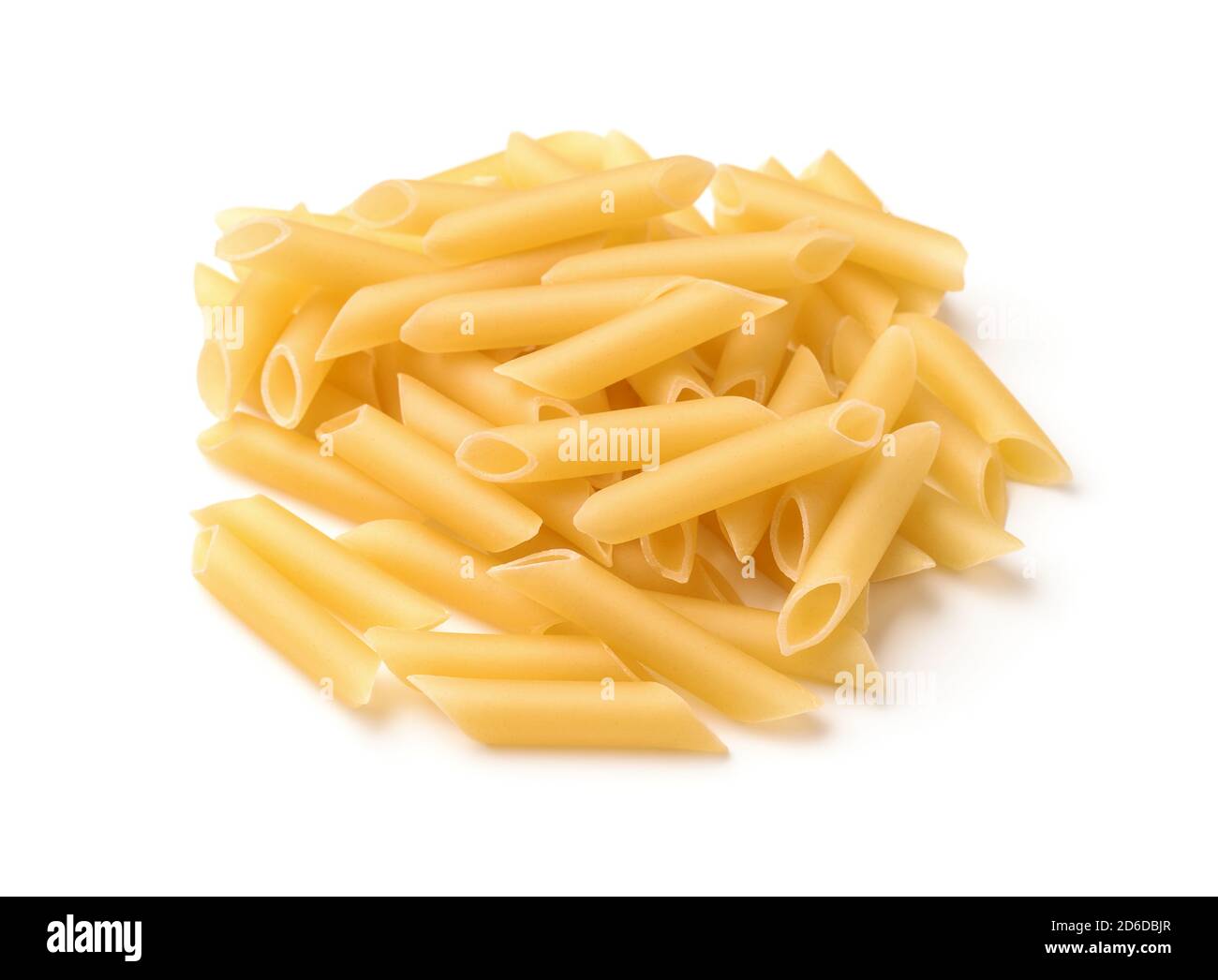 Mucchio di pasta di penne non cotte isolato su bianco Foto Stock