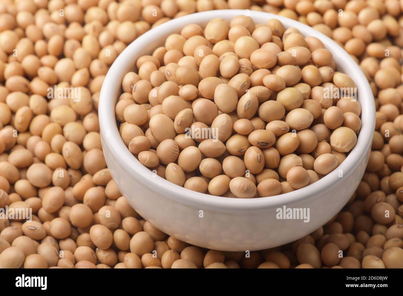 Closeup di semi di soia organici secchi in un recipiente in ceramica Foto Stock