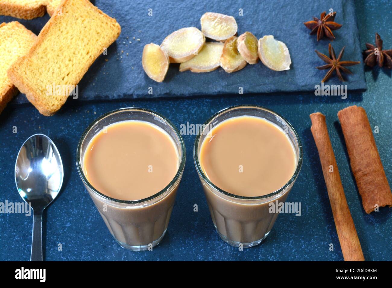 Tè indiano allo zenzero in tazze di vetro Foto Stock