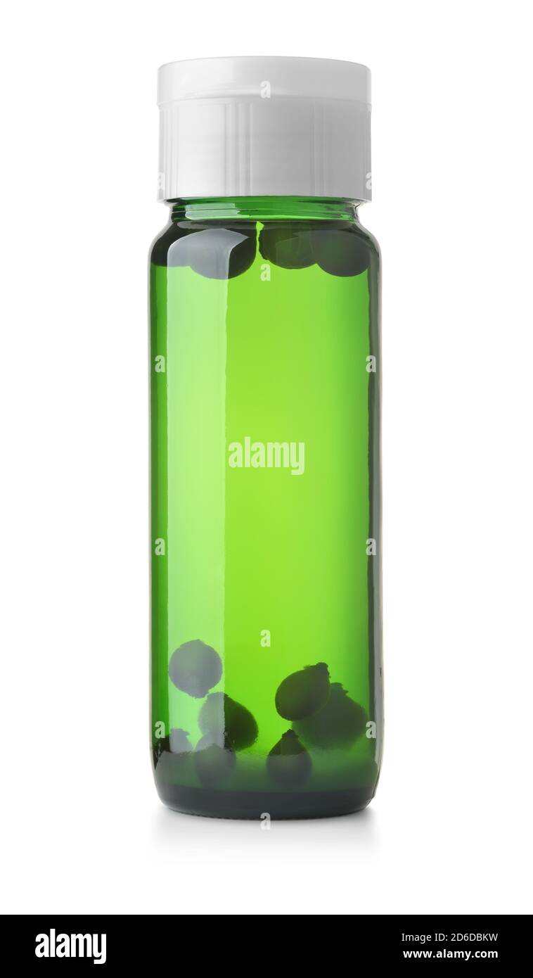 Vista frontale di bacche tintura verde bottiglia isolato su bianco Foto Stock
