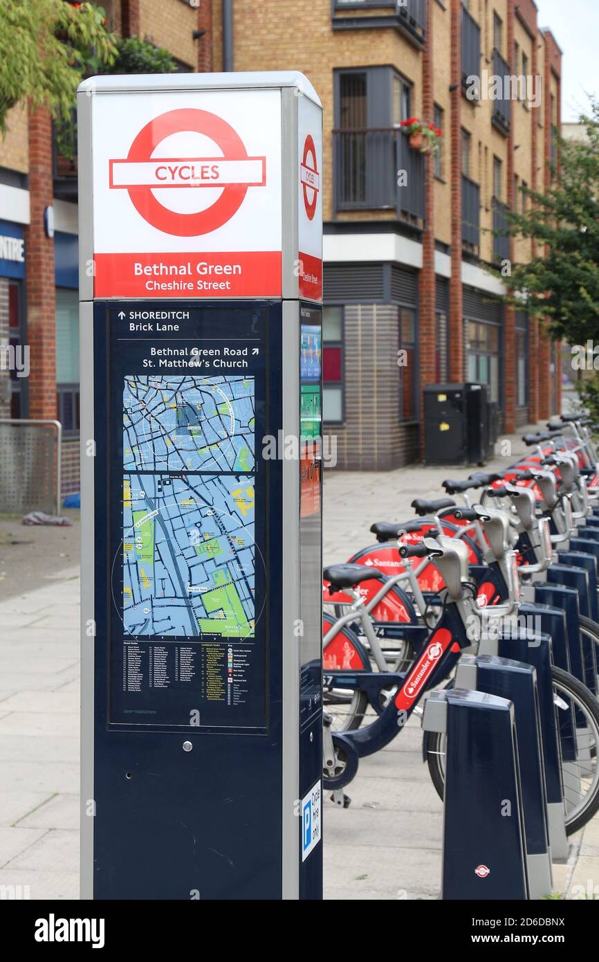 LONDRA, Regno Unito - 9 LUGLIO 2016: Stazione di noleggio biciclette Santander Cycles a Shoreditch, Londra, Regno Unito. La rete pubblica di noleggio biciclette ha 839 stazioni e 13,600 b Foto Stock