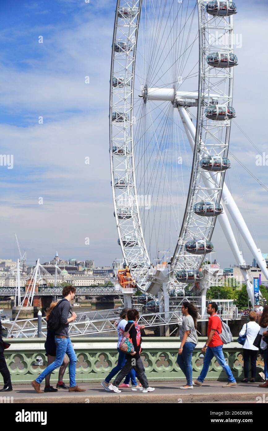 Londra, Regno Unito - 7 LUGLIO 2016: Persone a piedi dal London Eye a  Londra. The Eye è la ruota panoramica più alta d'Europa Foto stock - Alamy