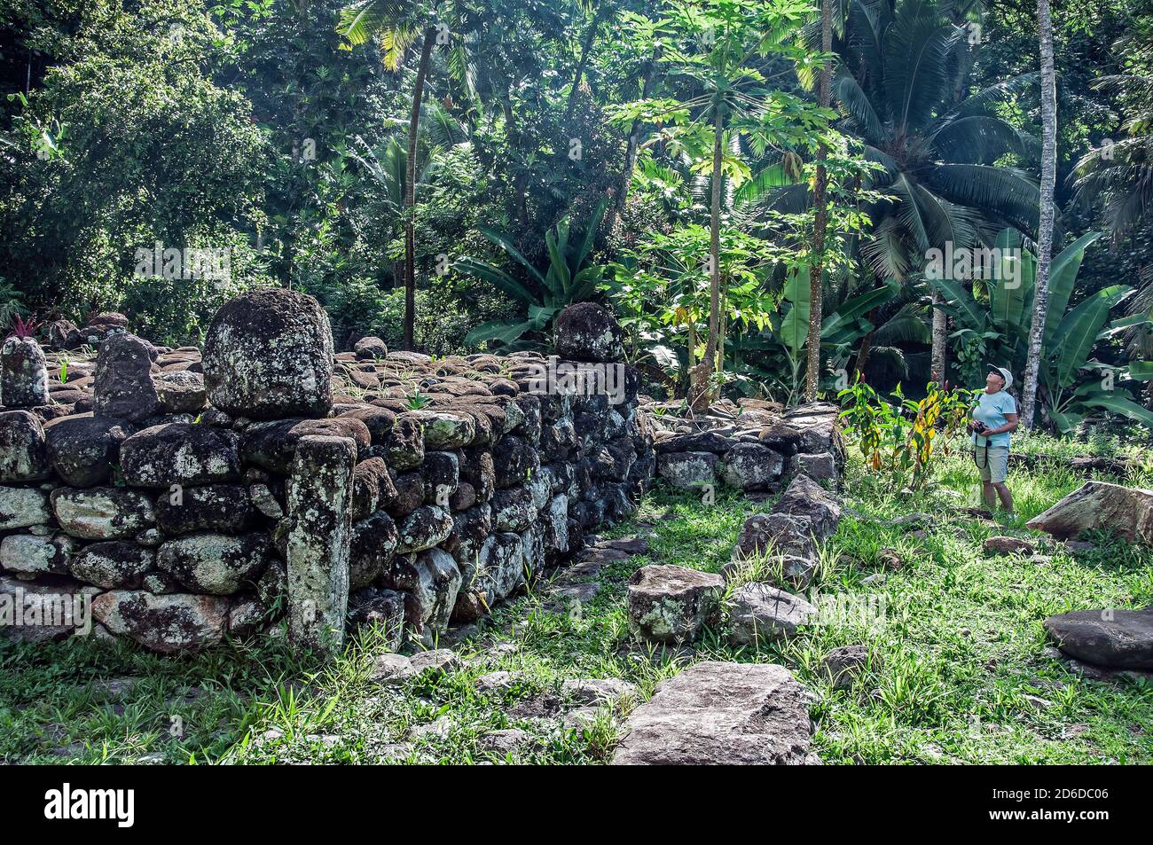 Hiva Oa, antica piattaforma in pietra a Puamau Foto Stock