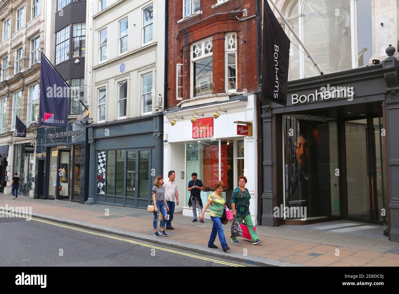 LONDON, Regno Unito - 7 Luglio 2016: persone shop a New Bond Street a Londra. Bond Street è una delle strade principali nel West End di Londra. Foto Stock