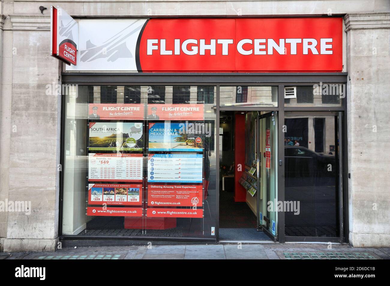 LONDRA, Regno Unito - 7 LUGLIO 2016: Agenzia di viaggi Flight Center e agenzia di prenotazione di compagnie aeree a Londra, Regno Unito. Flight Center Travel Group è un'azienda australiana. Foto Stock