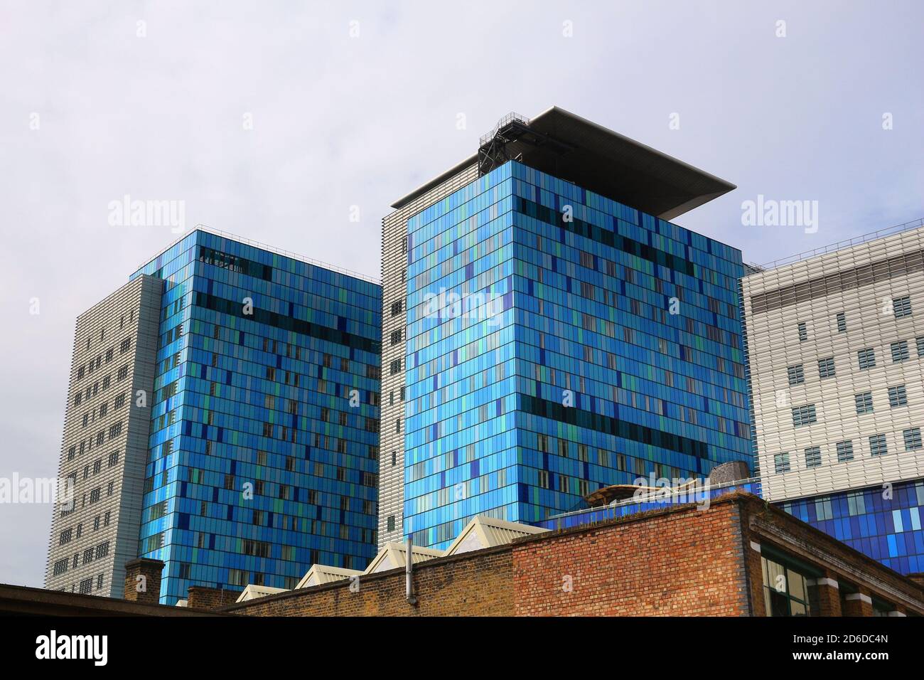 LONDON, Regno Unito - 6 Luglio 2016: architettura moderna del Royal Hospital di Londra nel Regno Unito. Psx è parte di Barts Health NHS Trust. Foto Stock