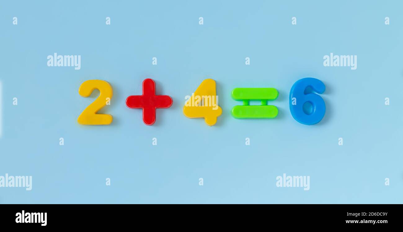 Numeri di plastica di matematica dei capretti educativi per la pratica di conteggio. Concetto di lezione di matematica Foto Stock