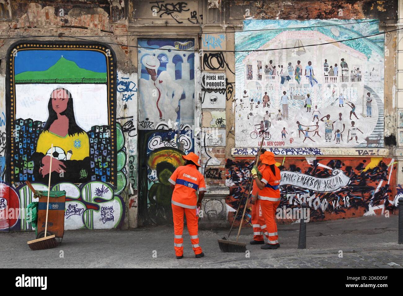 RIO DE JANEIRO, BRASILE - 19 OTTOBRE 2014: Lavori di pulizia della strada nel quartiere di Lapa a Rio de Janeiro. 6,453,682 persone vivono a Rio de Janeiro. Foto Stock