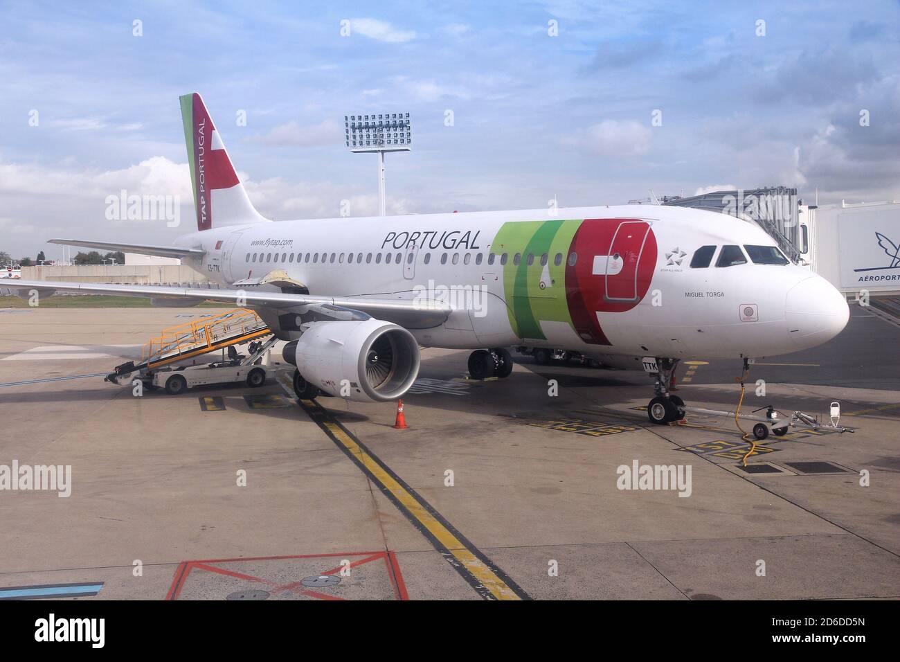 PARIGI, FRANCIA - 20 OTTOBRE 2014: TAP Portugal Airbus A319 all'aeroporto di Parigi Orly. TAP fa parte di Star Alliance dal 2005. Foto Stock