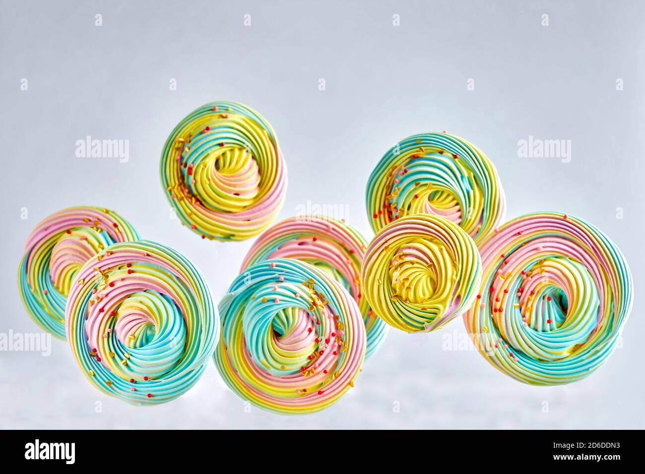 Caramelle colorate meringa swirl . Concetto di cibo dolce. Foto Stock