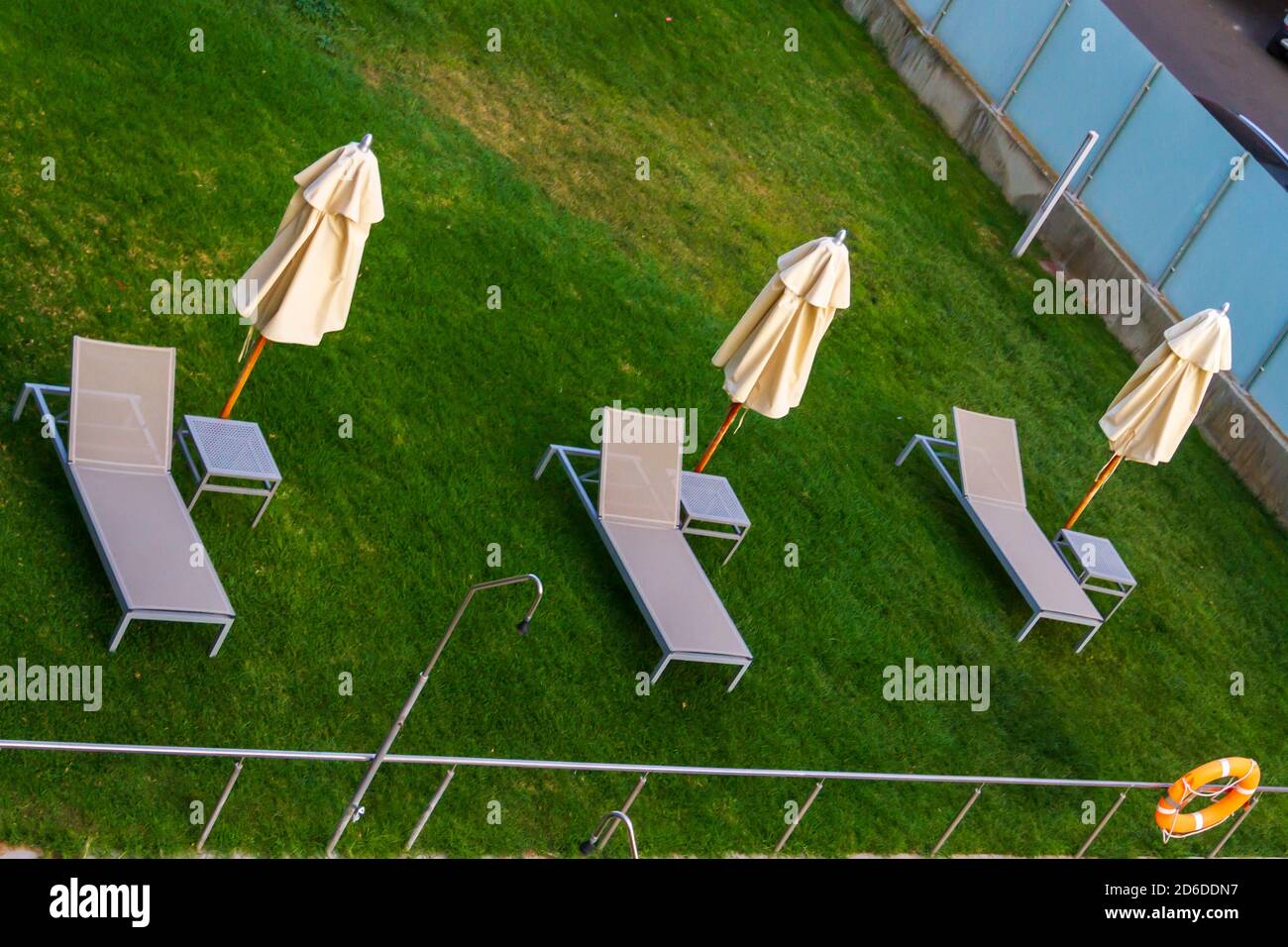 Simbolo di fine estate. Amache presso una piscina vuota alla fine dell'estate Foto Stock