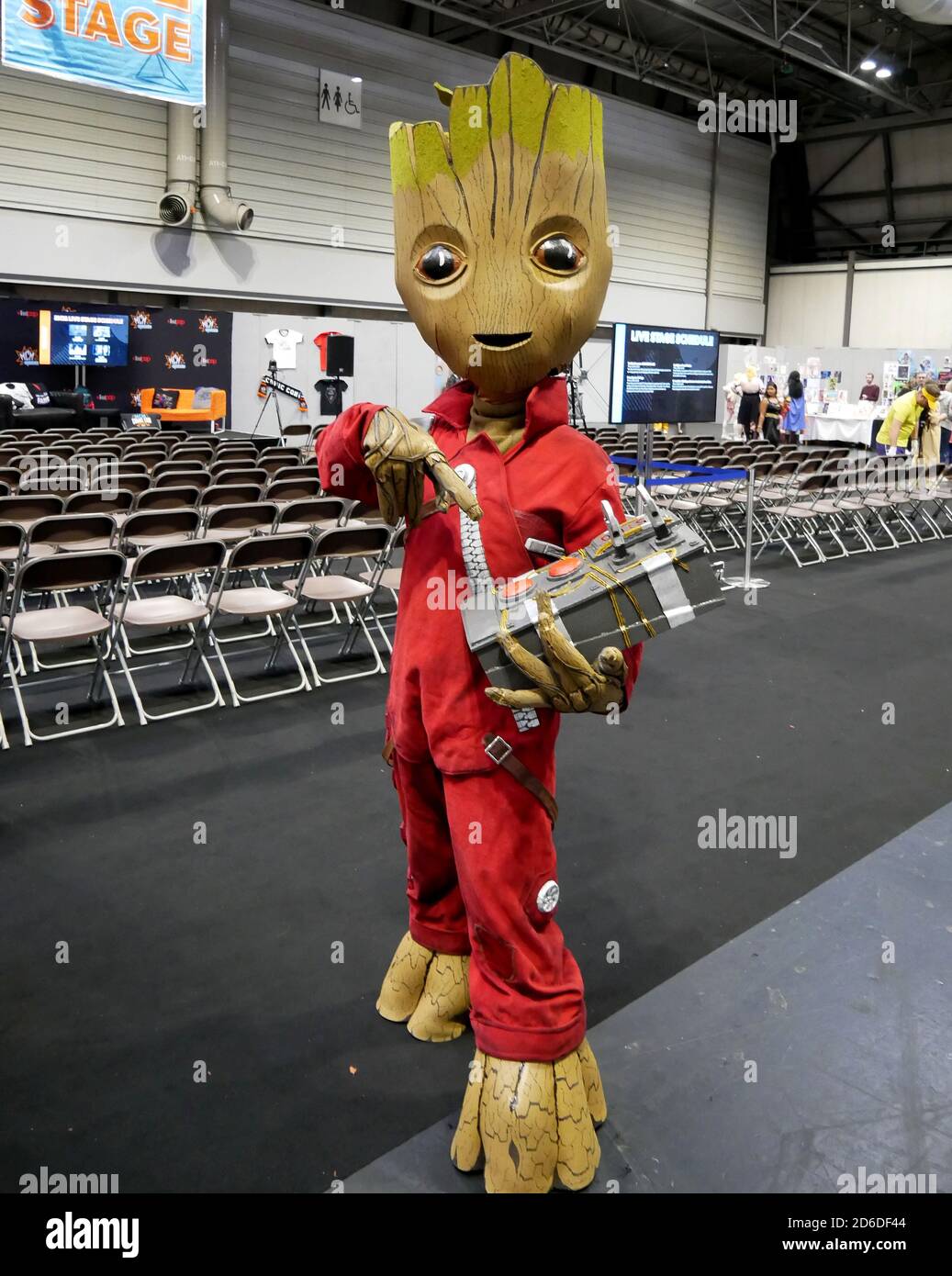 Cosplayer vestito da bambino Groot da Guardiani della Galassia Vol.2 durante il MCM Comic con tenuto al NEC Birmingham Foto Stock