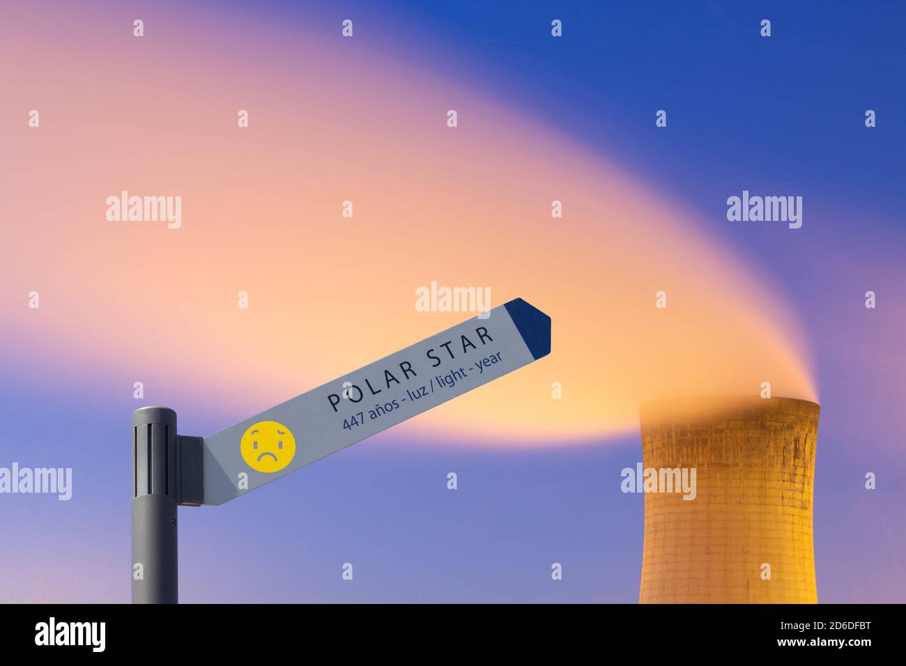 Segno che punta alla stella del palo, Polaris, con le informazioni in inglese e spagnolo. Industria pesante a sfondo notturno. Concetto di inquinamento atmosferico/luminoso. Foto Stock