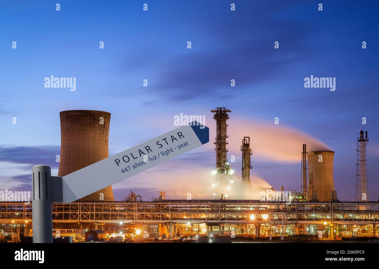 Segno che punta alla stella del palo, Polaris, con le informazioni in inglese e spagnolo. Industria pesante a sfondo notturno. Concetto di inquinamento atmosferico/luminoso. Foto Stock