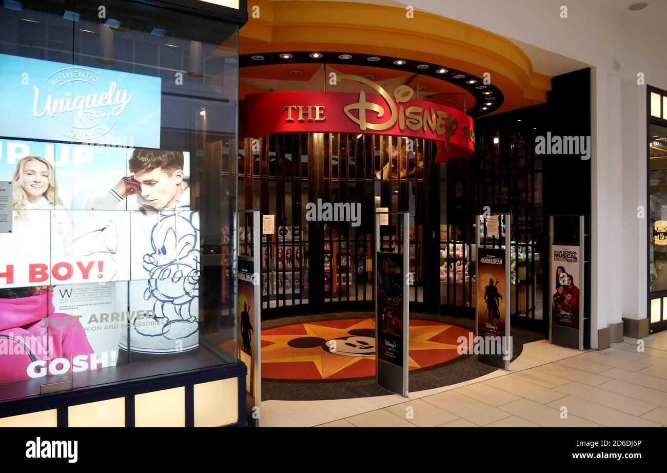 Un Disney Store chiuso nel Victoria Shopping Centre a Nottingham dato che le aziende si trovano nelle vicinanze a causa dell'epidemia di coronavirus. Foto Stock