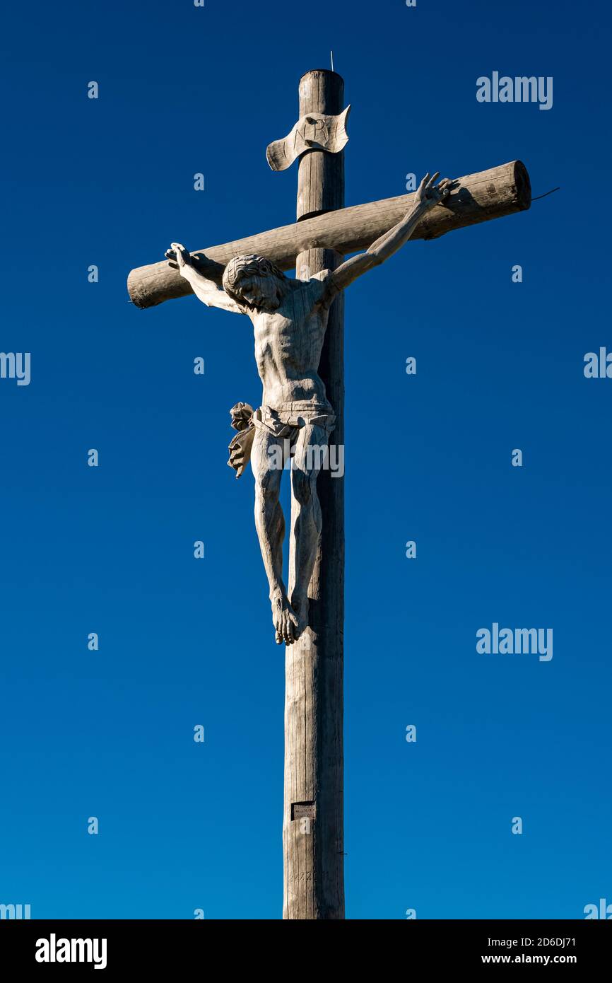 Una croce di legno con una statua lignea di Gesù Cristo alla sommità di Seceda, Secèda, parte del Parco Naturale Puez-Geisler, Parco naturale Puez Odle. Foto Stock