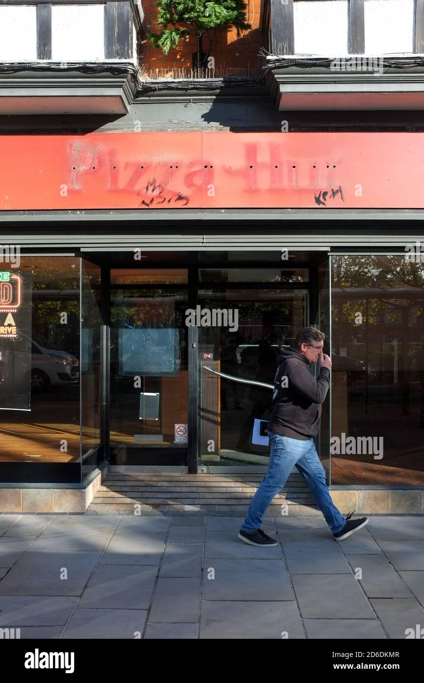 Global Pandemic chiude parte della catena di ristoranti...UN uomo cammina davanti a un ristorante Pizza Hut chiuso a Salisbury. Wilts Regno Unito. Ottobre 2020. Foto Stock