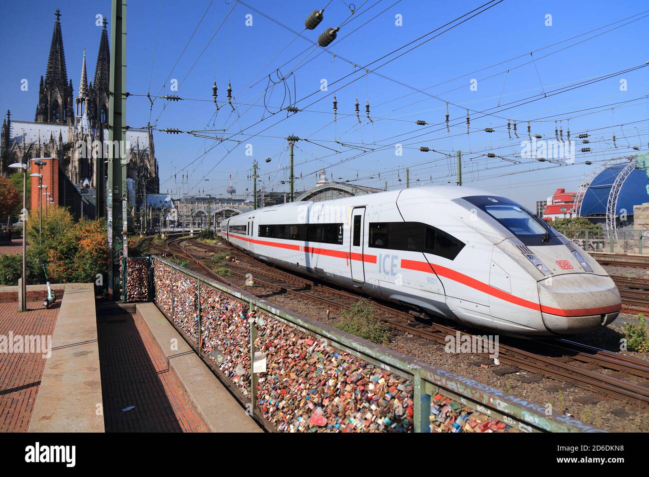 COLONIA, GERMANIA - 22 SETTEMBRE 2020: Treno Intercity della Deutsche Bahn (Ferrovie tedesche) con partenza dalla stazione centrale (Hauptbahnhof) di Colonia, Germania. Foto Stock