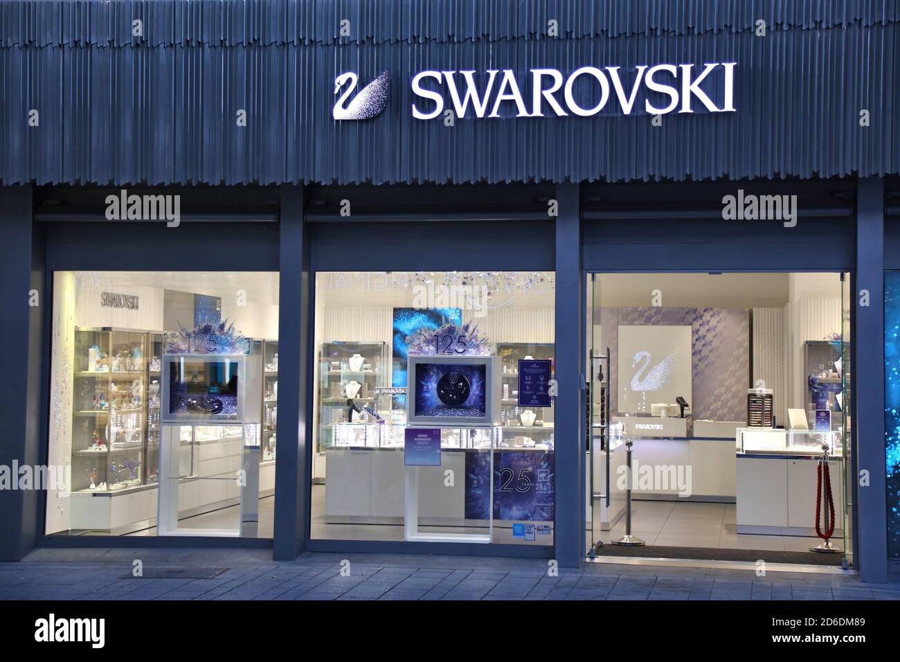 COLONIA, GERMANIA - 21 SETTEMBRE 2020: Negozio di gioielli Swarovski a Hohe Strasse (High Street) di Colonia, Germania. Hohe Strasse è uno degli acquirenti più affolli Foto Stock