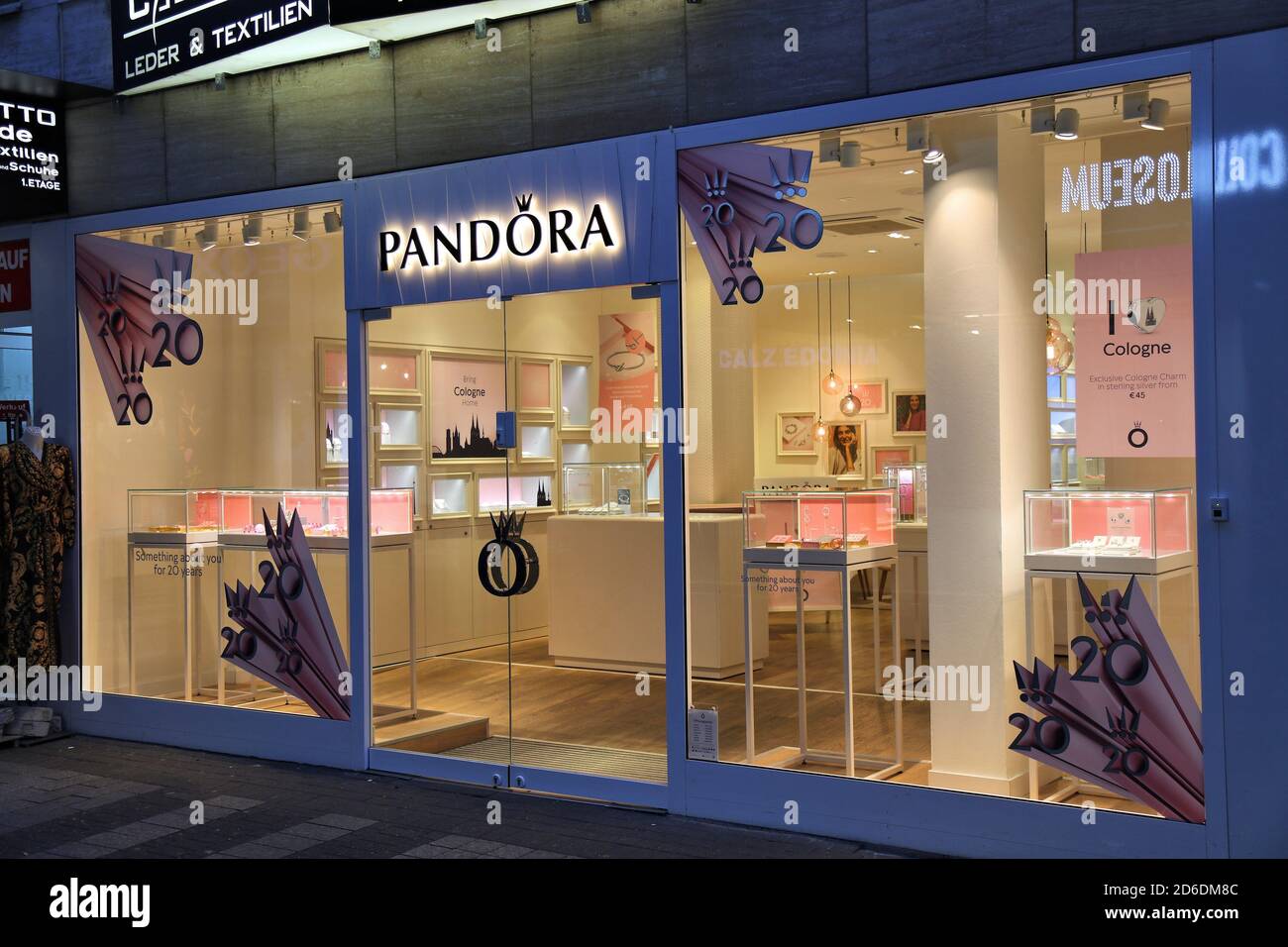 COLONIA, GERMANIA - 21 SETTEMBRE 2020: Negozio di gioielli Pandora a Hohe Strasse (High Street) di Colonia, Germania. Hohe Strasse è uno dei negozi più affolli Foto Stock