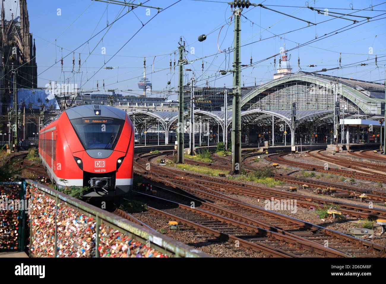 COLONIA, GERMANIA - 22 SETTEMBRE 2020: Treno regionale della Deutsche Bahn (Ferrovie tedesche) con partenza dalla stazione centrale (Hauptbahnhof) di Colonia, Germania. Foto Stock