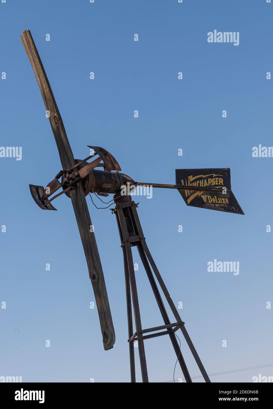 Un tour in jeep attraverso la Namibia, la fauna selvatica, il paese e la gente. 'Wintcharger Deluxe': Generatore di vento Foto Stock