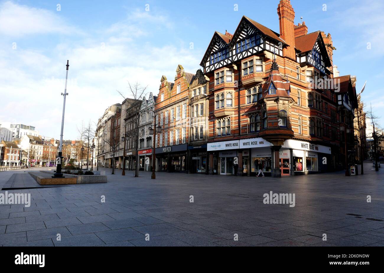 Una tranquilla piazza del mercato vecchio di Nottingham dopo il primo ministro Boris Johnson ha ordinato pub, ristoranti, centri di svago e palestre in tutto il paese a clos Foto Stock