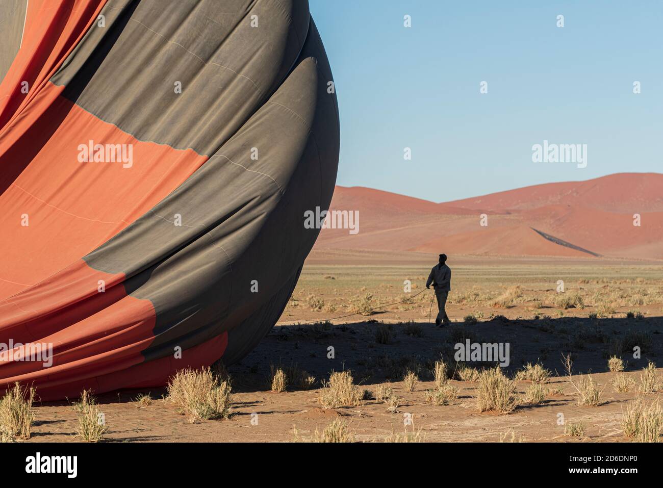 Un giro in mongolfiera in Namibia. Pulizia dopo l'atterraggio. Foto Stock