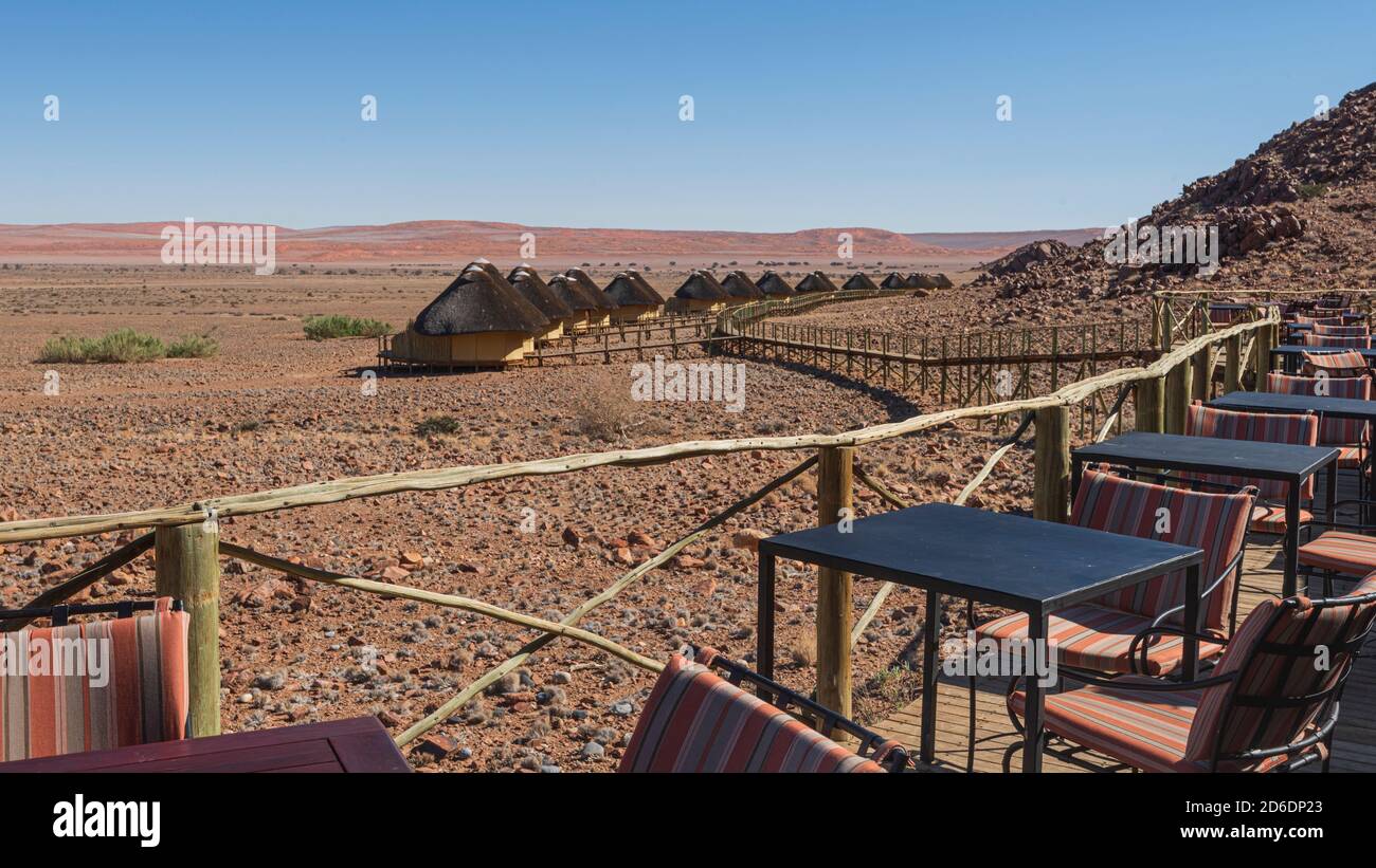 Un tour in jeep attraverso la Namibia, la fauna selvatica, il paese e la gente. Vista dalla terrazza di un Lodge sul deserto vicino a Sossusvlei Foto Stock