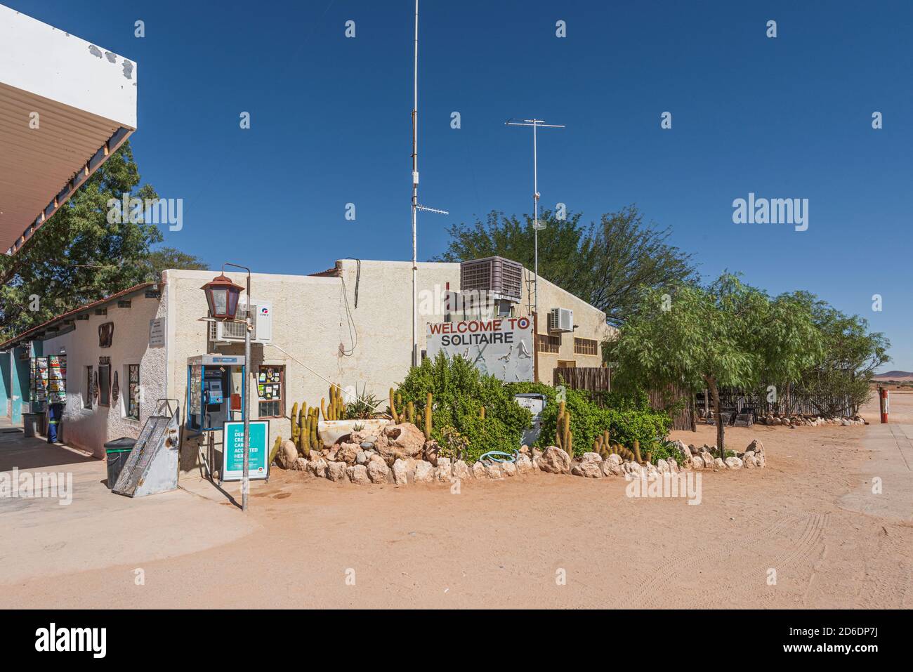 Un tour in jeep attraverso la Namibia, la fauna selvatica, il paese e la gente. Benvenuti a Solitaire, città desertica con un distributore di benzina e panetteria Foto Stock