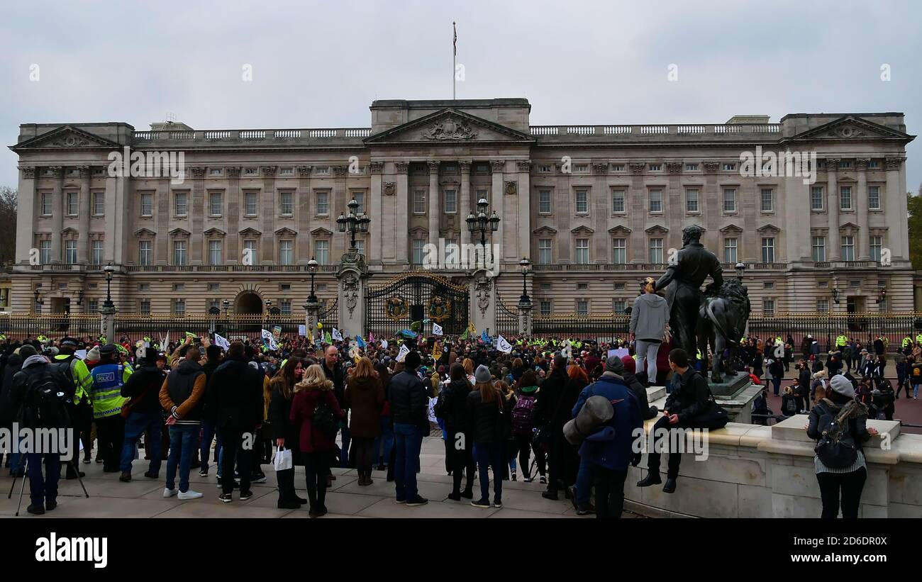 Londra, UK - 11/24/2018: Attivisti del movimento ambientale globale Extinction Rebellion (XR) che protestano di fronte a Buckingham Palace. Foto Stock