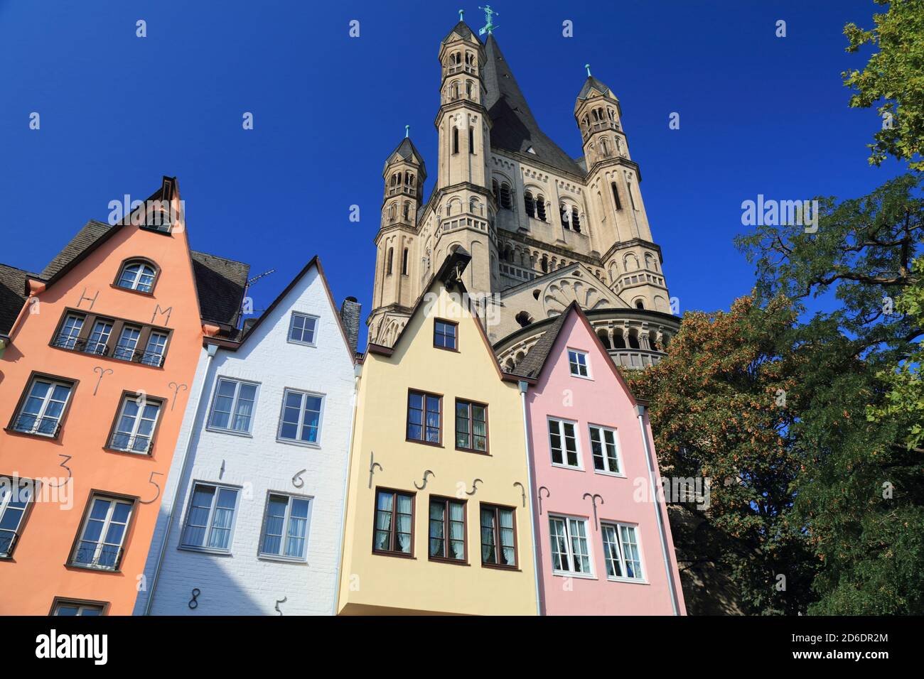 Città vecchia di Colonia, Germania. Architettura colorata del mercato del pesce (Fischmarkt) e della Grande Chiesa di San Martino. Foto Stock