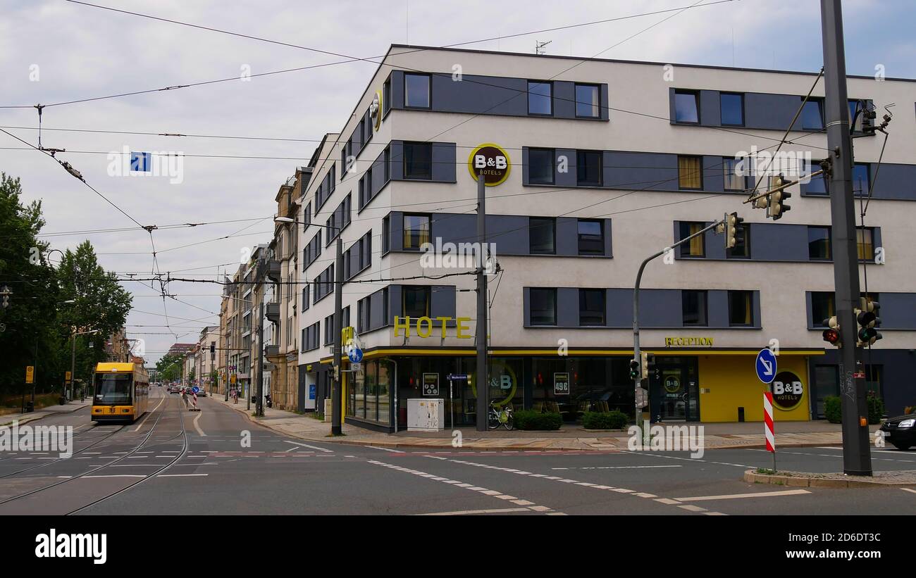 Dresda, Germania - 06/16/2018: Hotel della catena francese B&B vicino al centro storico di Dresda con tram giallo che passa sulla strada di fronte. Foto Stock