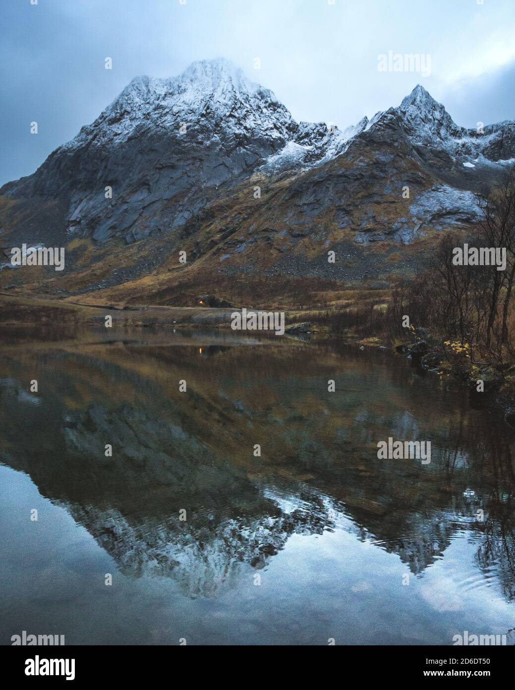 Riflesso atmosferico in un piccolo lago nei fiordi di Senja, Norvegia Foto Stock