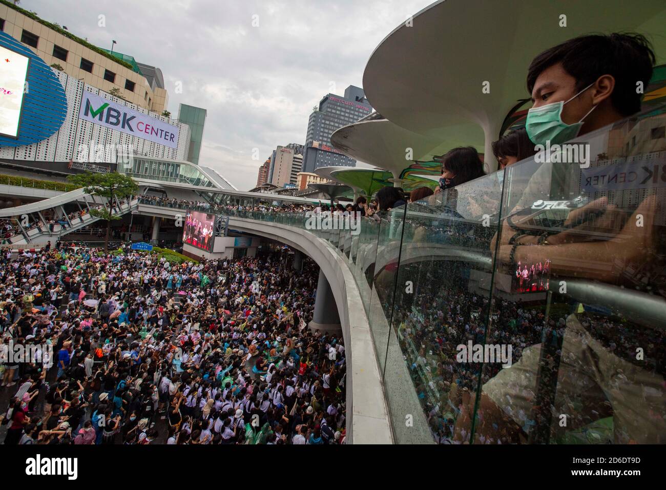 Bangkok, Bangkok, Thailandia. 16 Ott 2020. Per un terzo giorno consecutivo migliaia di manifestanti di procdemocrazia si sono riuniti a Bangkok. La folla di manifestanti occupava l'incrocio di Pathumwan, normalmente occupato, bloccando il traffico e ascoltando gli oratori. Dopo diverse ore centinaia di polizia sono arrivati a liberare la zona con veicoli Water canon. Dopo un breve volto fuori dalla polizia ha scatenato i cannoni d'acqua sui manifestanti, spruzzando sia acqua normale che acqua tinta blu allacciata con un prodotto chimico irritante e causando la fuga delle folle. Credit: Adryel Talamantes/ZUMA Wire/Alamy Live News Foto Stock