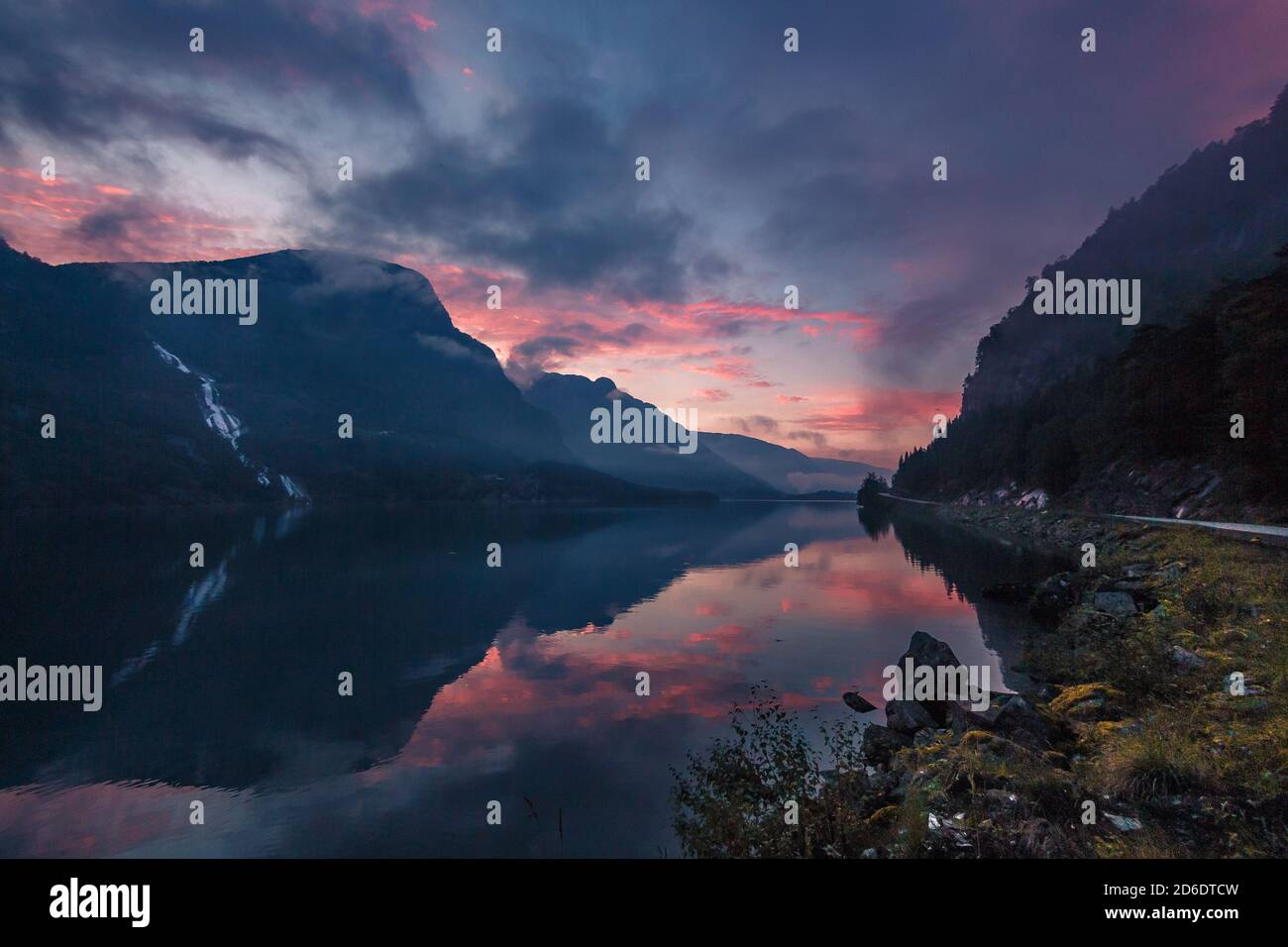 Tramonto nel fiordo di Sandvinvatnet, Norvegia Foto Stock