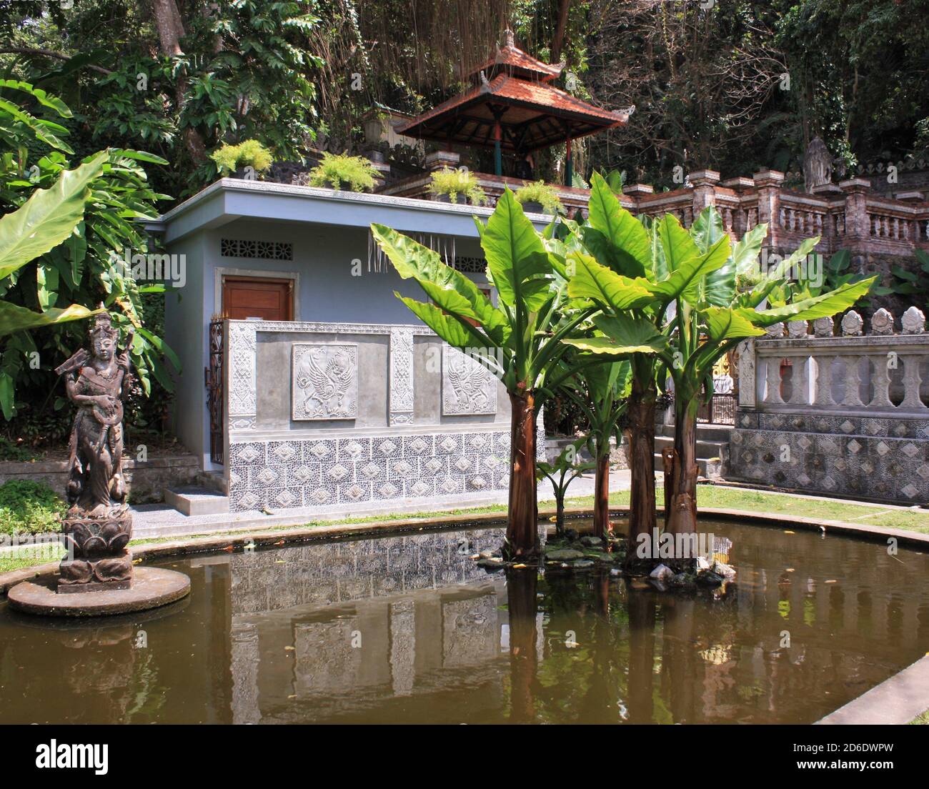 Stagno con piante tropicali in un giardino panoramico, Bali, Indonesia Foto Stock